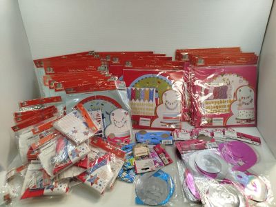 beaucoup d'articles de fête pour enfants sur la table