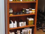 une étagère en bois sur laquelle sont posées de nombreuses bouteilles de produits cosmétiques