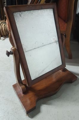 un miroir posé sur un pied au sol