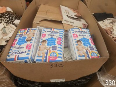 Des paquets de couches sont empilés les uns sur les autres dans un carton.