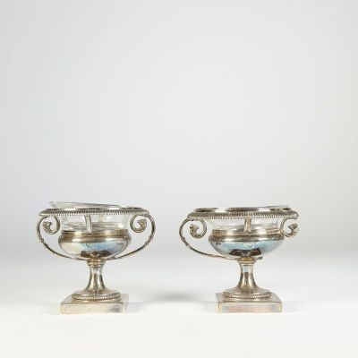 une paire de vases en métal argenté munis d'anses