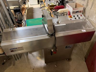 une image d'une machine qui se trouve dans une pièce