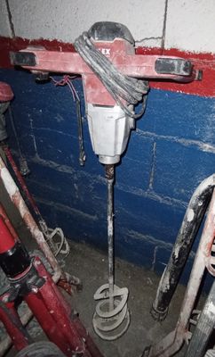 des toilettes rouges et blanches dans une salle de bains bleue et blanche