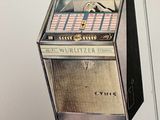 une photo d'un livre sur laquelle figure une photo d'un juke-box