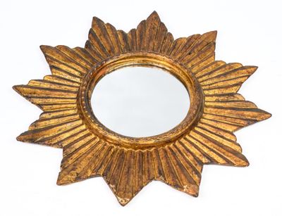 miroir doré à rayons de soleil sur fond blanc, avec un fond blanc
