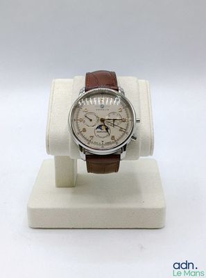une photo d'une montre-bracelet sur un présentoir