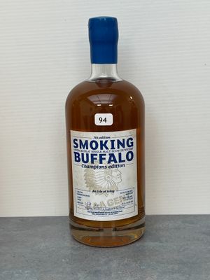 une bouteille de whisky posée sur une table