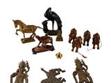 beaucoup de figurines sur une surface blanche