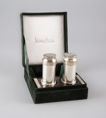 paire de salières et poivrières en argent, dans leur coffret de présentation