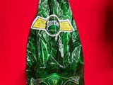 une bouteille de bière posée sur une surface rouge