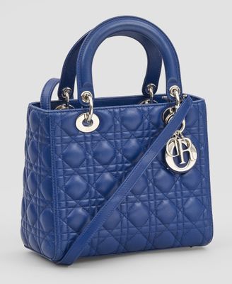 un sac à main bleu matelassé muni d'une poignée en métal