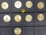 une photo d'une vitrine contenant de nombreuses pièces de monnaie