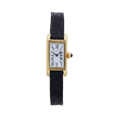 gros plan d'une montre sur fond blanc avec un bracelet noir