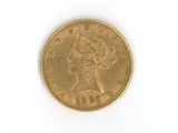 une pièce d'or avec l'image d'une femme dessus