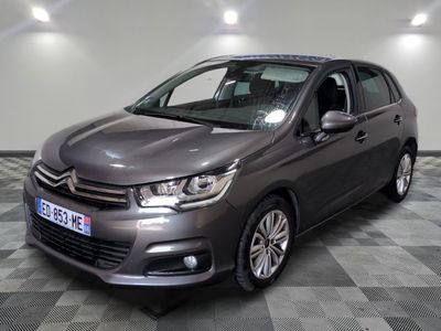 la citrole grise est garée sur un carrelage en damier