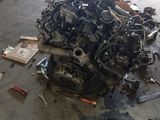 un moteur de voiture posé à même le sol