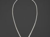 un collier en diamants et en or blanc