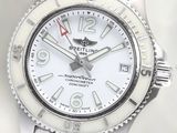 gros plan d'une montre sur une surface blanche