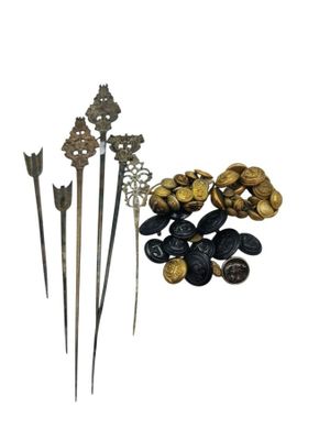 Plusieurs types d'objets métalliques sont exposés sur une surface blanche