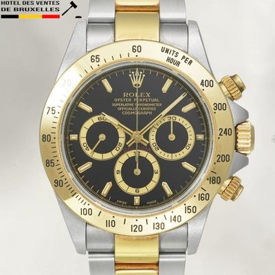 une photo d'une montre en or et en argent avec un cadran noir