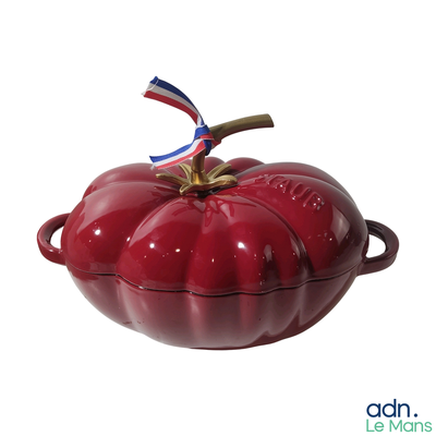 un plat en forme de pomme rouge orné d'un ruban bleu sur le dessus