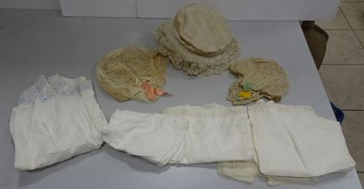 une pile de couches et un chapeau posés sur une table