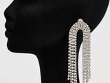 un gros plan sur la tête d'un mannequin portant une paire de boucles d'oreilles