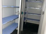 une petite chambre équipée de lits superposés