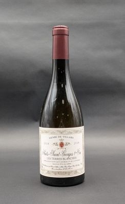 une bouteille de vin posée sur une table