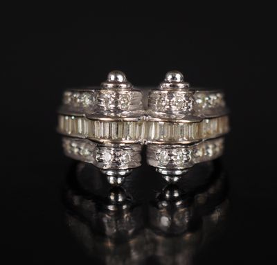 gros plan d'une bague en diamant sur une surface noire