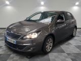 la voiture grise est garée sur un sol en damier dans le garage