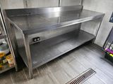 une table de travail en acier inoxydable dans une cuisine professionnelle