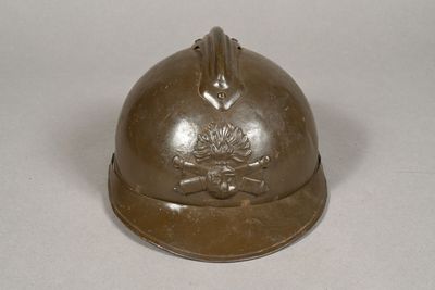 FRANCE. Casque ADRIAN 1915, artillerie, défaut à la visière,…