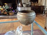 une table en verre sur laquelle est posé un vase, au milieu d'un salon