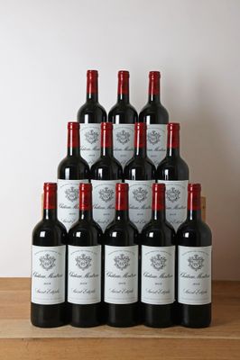des bouteilles de vin rouge sont posées sur une table en bois devant un mur blanc