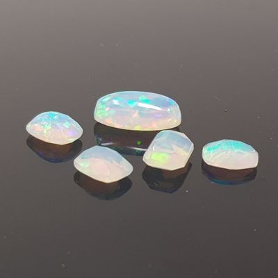 un groupe de pierres oplites blanches posées sur une surface noire