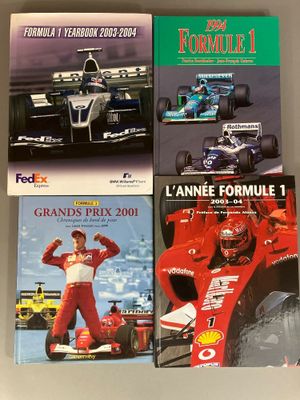 quatre livres consacrés aux courses de Formule, posés sur une table