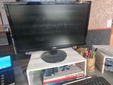 un bureau d'informatique équipé d'un écran, d'un clavier, d'une souris et d'autres accessoires