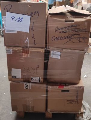 des cartons empilés les uns sur les autres dans une zone d'entrepôt