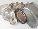 beaucoup de plats et de plateaux en argent sur la table