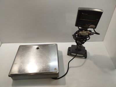 un ordinateur portable posé sur une table, éclairé par une lampe