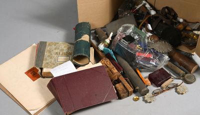 une boîte remplie d'objets assortis posée sur une table