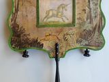 un tableau représentant un cheval dans une forêt est accroché au mur