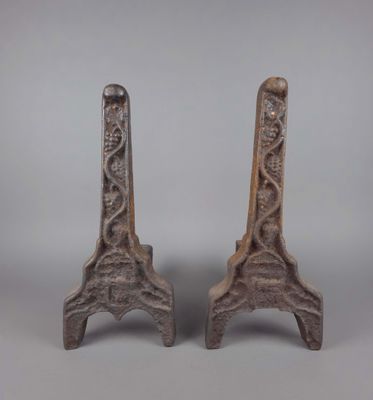 paire de bougeoirs anciens en fonte, ornés de motifs sculptés