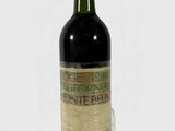une bouteille de vin posée sur une table