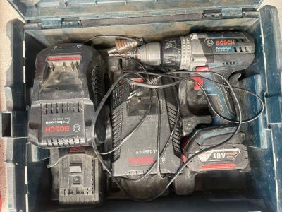 une boîte à outils remplie d'outils électriques posée par terre