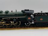 une maquette de train exposée dans une vitrine