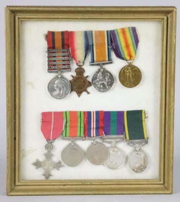 une photo encadrée représentant un ensemble de médailles et de décorations