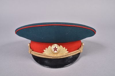 Casquette d’officier russe en drap vert à passepoil et bande…