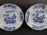 deux assiettes bleues et blanches ornées de fleurs et d'oiseaux